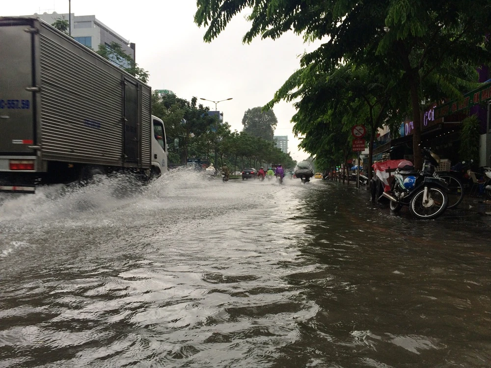 Cửa ngõ Tân Sơn Nhất lại ngập sau cơn mưa ảnh 1